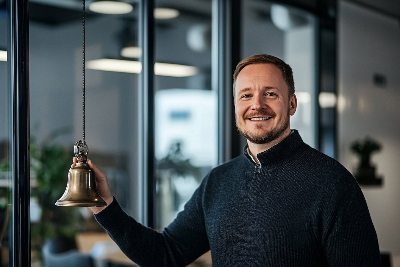 Symbolbild Abschlussquote im Verkauf: Mann läutet Glocke, weil er einen Verkaufsabschluss getätigt hat.