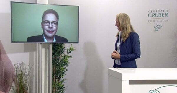 Oliver Schumacher führt ein online Training durch