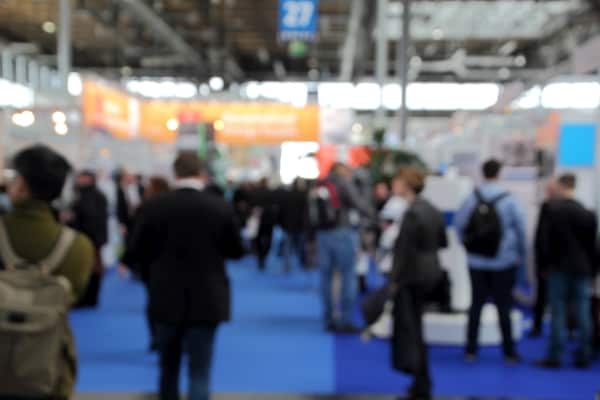Auf einer Messe finden Verkaufsgespräche statt
