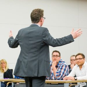 Oliver Schumacher gibt eine Vertriebsschulung