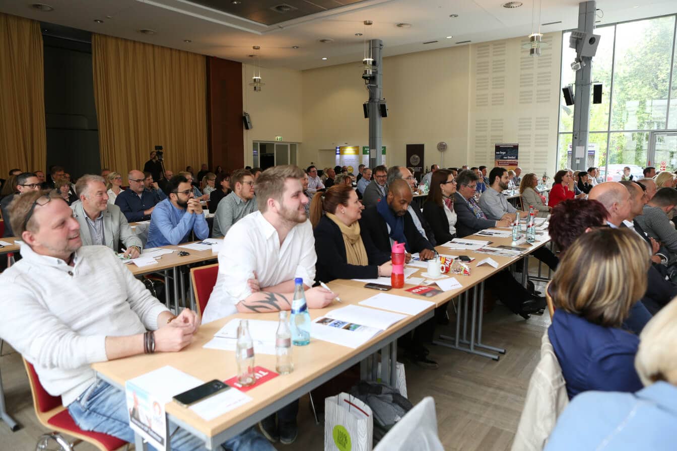 Symbolbild Verkäuferqualifizierung: Teilnehmer im Veranstaltungsraum.