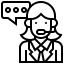 Eine Person sitzt an einem Schreibtisch und arbeitet an einem Computer mit Diagrammen und Grafiken auf dem Bildschirm während eines Online-Verkaufstrainings.