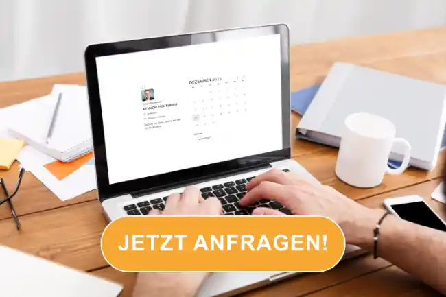 Symbolbild "Jetzt anfragen": Jemand am Computer nutzt einen online Kalender.