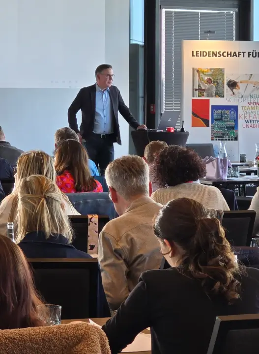 2 Geschäftsleute verhandeln miteinander.